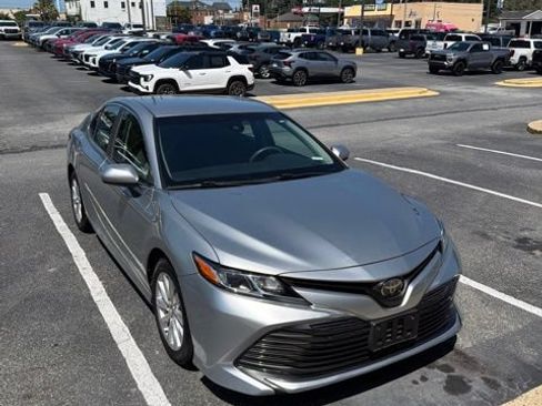 Used 2018 Toyota Camry LE FWD image 3