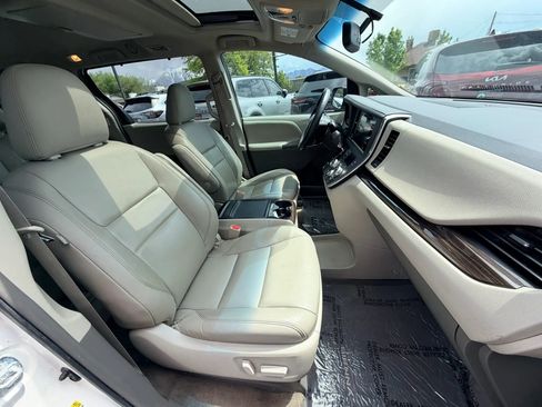 Used 2016 Toyota Sienna XLE Premium FWD image 23