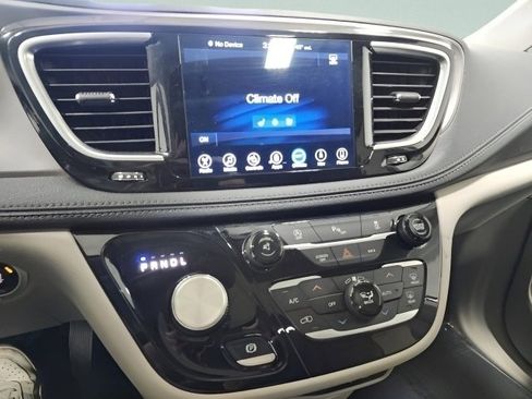 Used 2017 Chrysler Pacifica Limited w/ UConnect Theater Package image 33