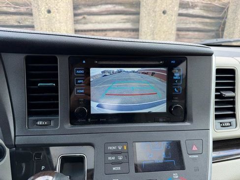 Used 2017 Toyota Sienna XLE Premium image 14