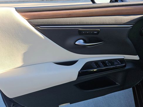 Used 2025 Lexus ES 300h w/ Premium Package image 10