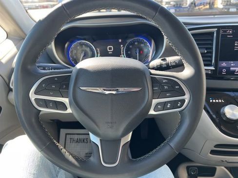 Used 2023 Chrysler Pacifica Touring-L FWD image 17