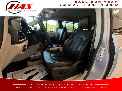 Used 2023 Chrysler Pacifica Touring-L FWD image 10