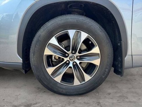 Used 2022 Toyota Highlander XLE AWD/4WD image 40