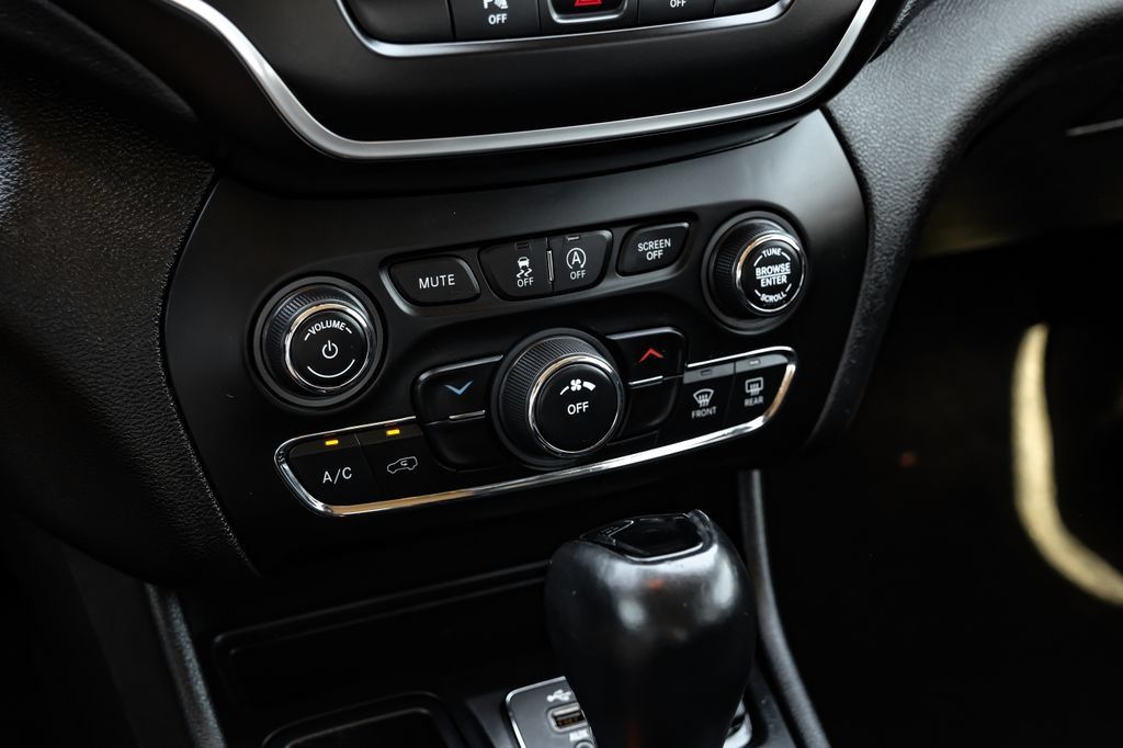 Used 2021 Jeep Cherokee Latitude Plus FWD image 22