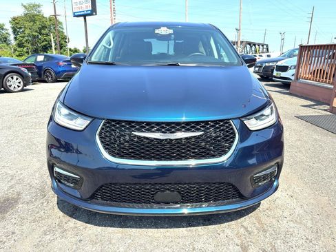 Used 2023 Chrysler Pacifica Touring-L FWD image 10
