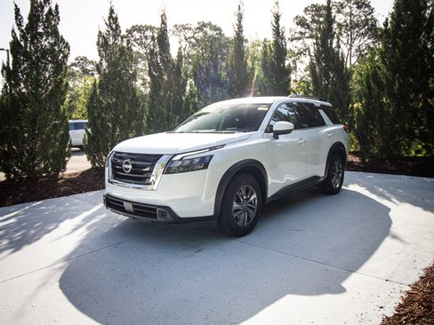 Used 2025 Nissan Pathfinder SV AWD/4WD image 6