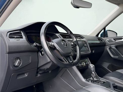 Used 2018 Volkswagen Tiguan SEL Premium image 2