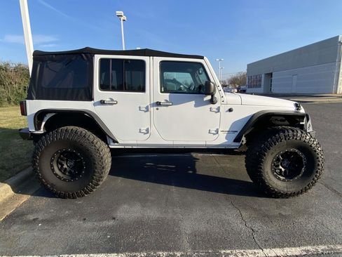 Used 2018 Jeep Wrangler Unlimited Rubicon w/ Connectivity Group image 8