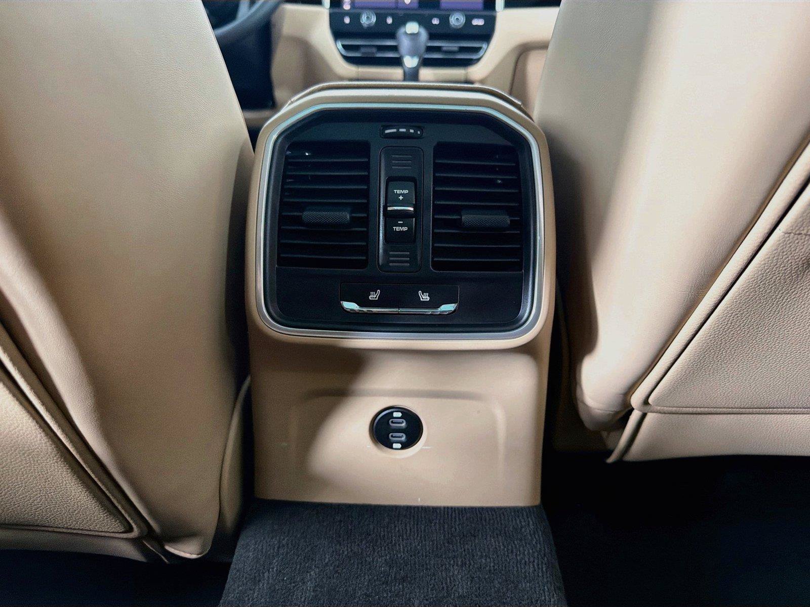 Certified 2023 Porsche Macan AWD/4WD image 23