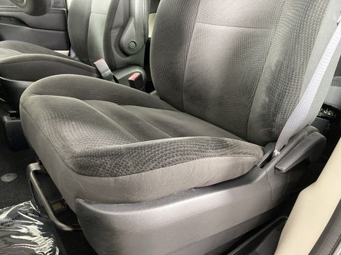 Used 2018 Dodge Grand Caravan SE w/ UConnect Hands-Free Group FWD image 16