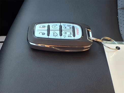 New 2025 Chrysler Pacifica Select image 9