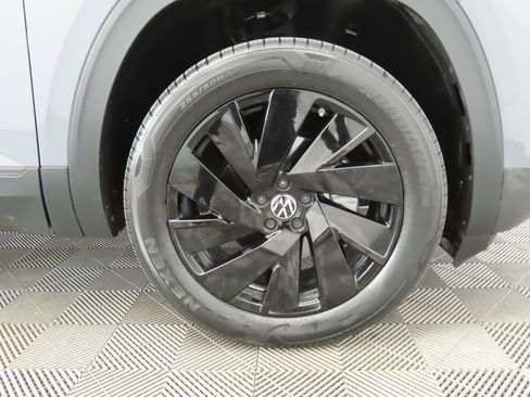 Certified 2024 Volkswagen Atlas Cross Sport SE image 31