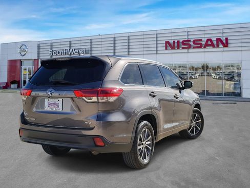 Used 2017 Toyota Highlander XLE image 6