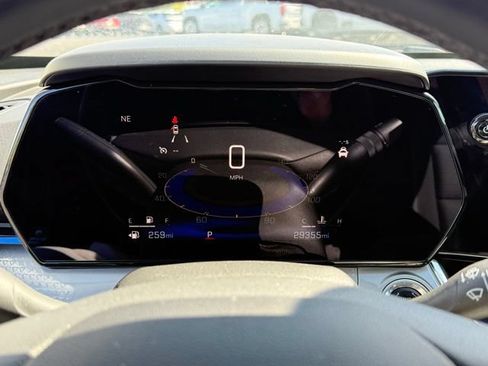 Used 2025 Chevrolet Trax LT w/ LT Convenience Package FWD image 3