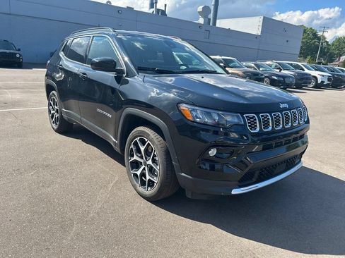 Used 2025 Jeep Compass Limited AWD/4WD image 3