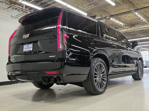 Used 2023 Cadillac Escalade ESV V AWD/4WD image 8