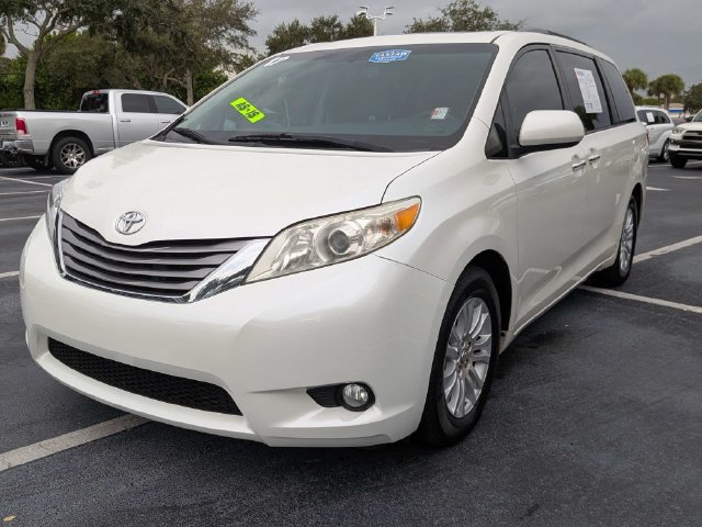 Used 2017 Toyota Sienna XLE Premium FWD image 7