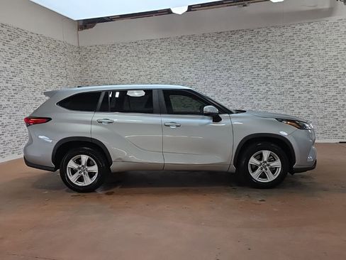 Used 2023 Toyota Highlander LE FWD image 6