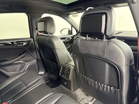 Certified 2023 Porsche Macan S AWD/4WD image 24