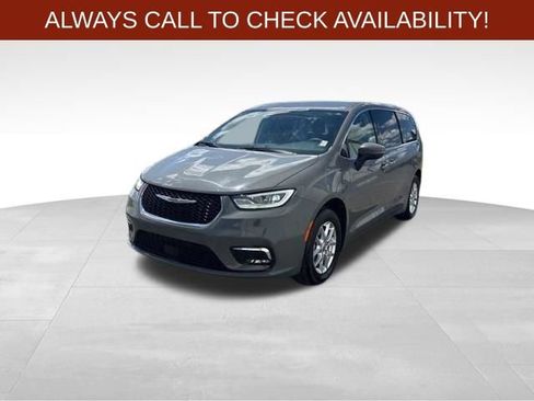 Used 2023 Chrysler Pacifica Touring-L FWD image 3
