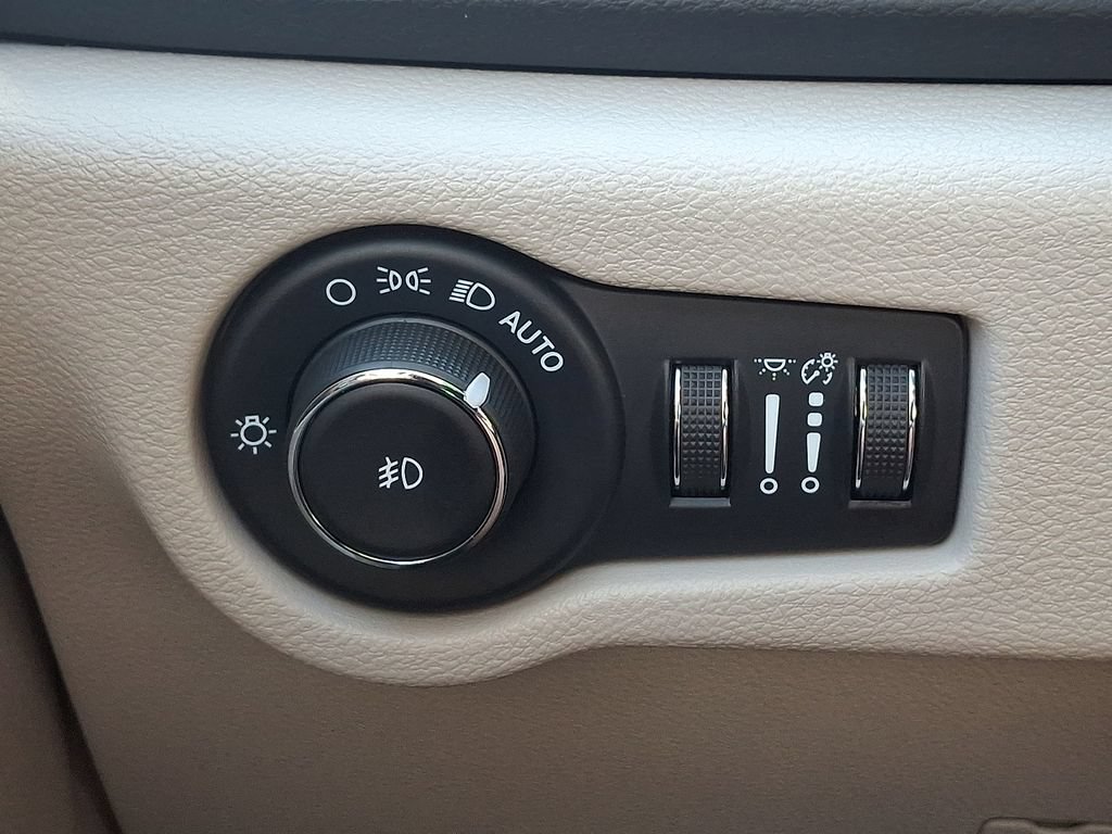 Used 2023 Chrysler Pacifica Touring-L FWD image 23