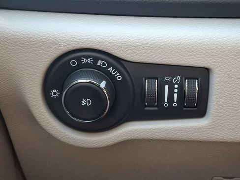 Used 2023 Chrysler Pacifica Touring-L FWD image 23