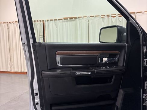 Used 2018 RAM 1500 Laramie w/ Convenience Group AWD/4WD image 17