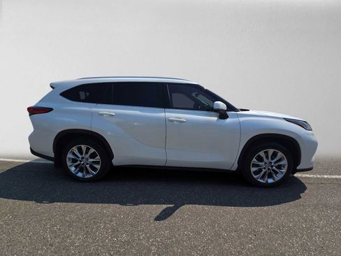 Used 2021 Toyota Highlander Limited AWD/4WD image 2