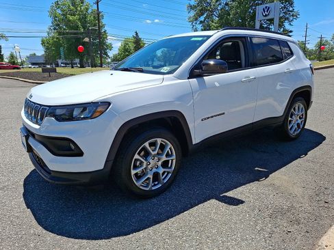 Used 2022 Jeep Compass Latitude w/ Sun and Sound Group AWD/4WD image 3