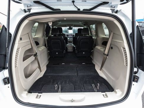 Used 2024 Chrysler Pacifica Touring-L FWD image 40