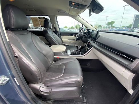 Used 2024 Kia Carnival EX FWD image 30