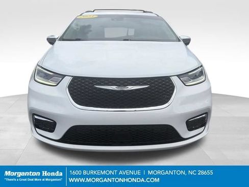 Used 2023 Chrysler Pacifica Limited w/ Uconnect Theater Family Group AWD/4WD image 2