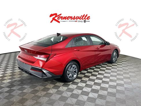 Used 2024 Hyundai Elantra SEL image 7