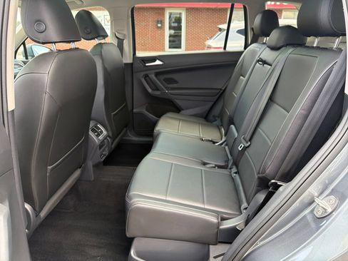 Used 2018 Volkswagen Tiguan SEL AWD/4WD image 28