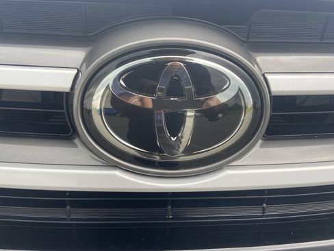 Used 2019 Toyota Highlander LE AWD/4WD image 29