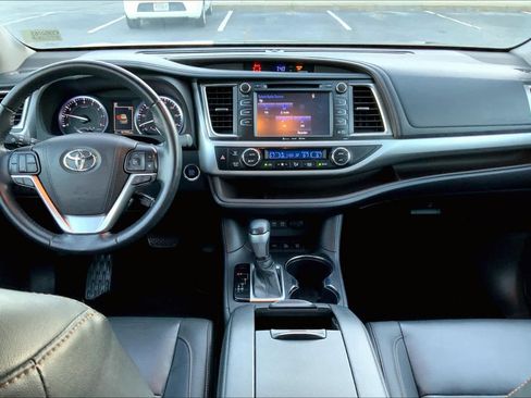 Used 2019 Toyota Highlander XLE AWD/4WD image 16