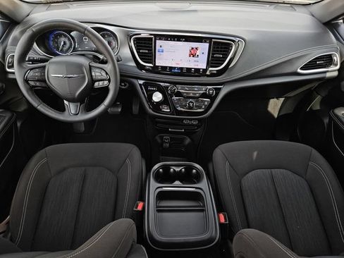 Used 2024 Chrysler Pacifica Touring FWD image 29