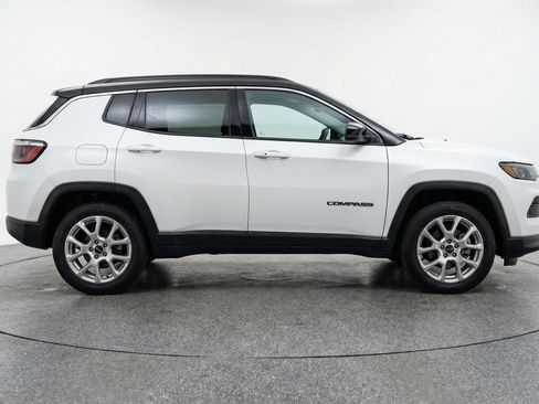 Used 2025 Jeep Compass Limited image 11