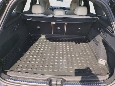 Used 2023 Mercedes-Benz GLC 300 image 3