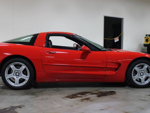Used 1998 Chevrolet Corvette Coupe w/ Roof Pkg RWD image 36