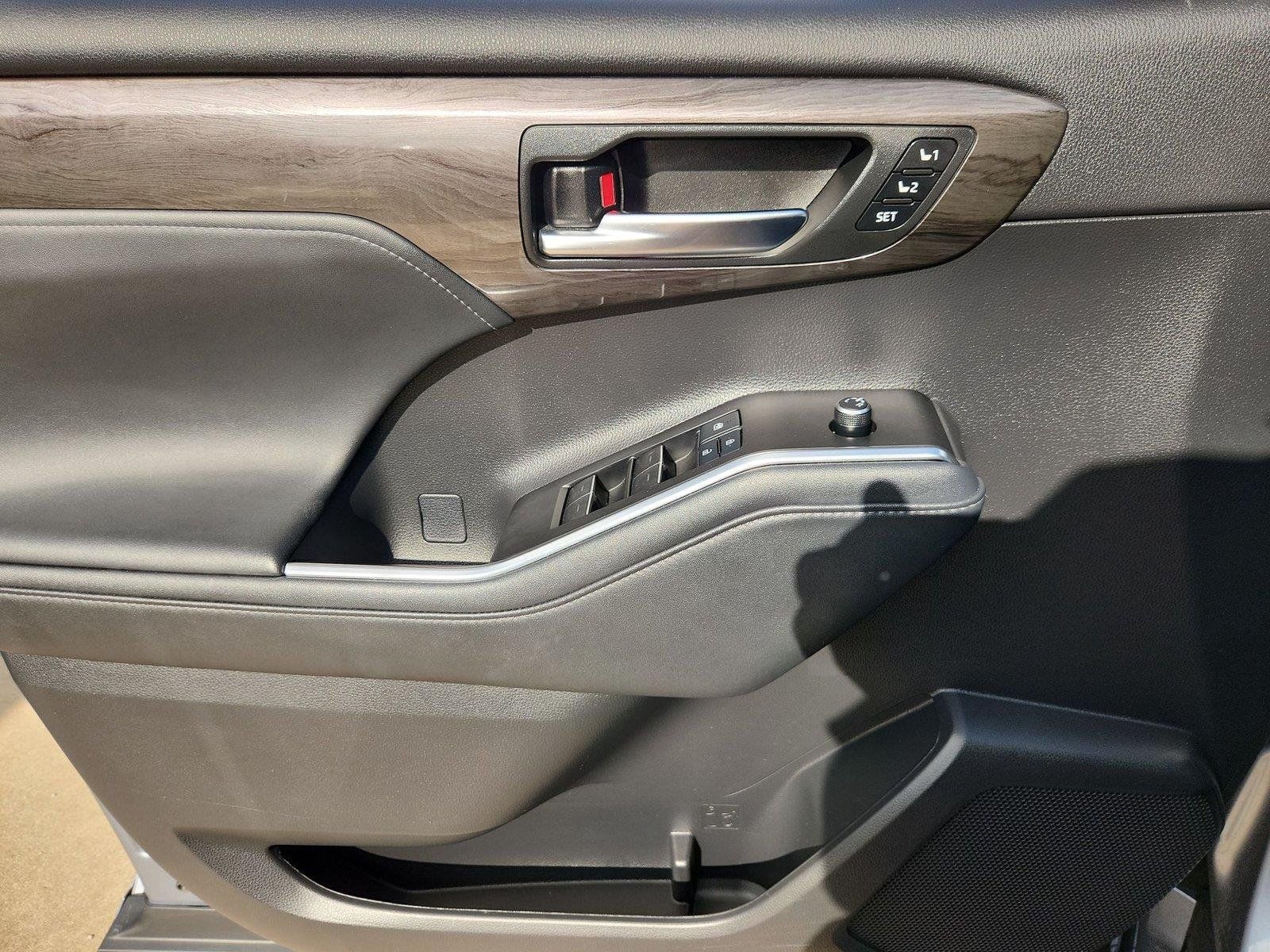 Used 2021 Toyota Highlander Limited FWD image 23