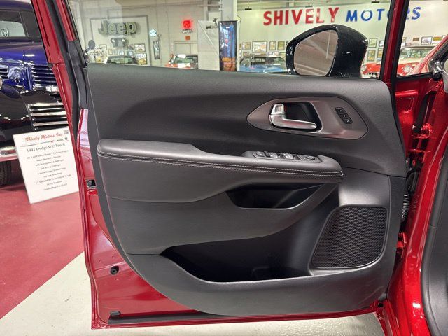 New 2026 Chrysler Pacifica Select AWD/4WD image 14