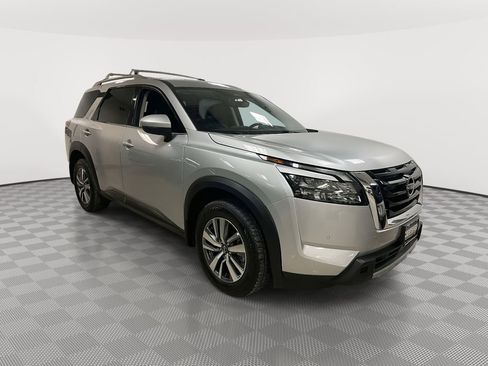 Used 2025 Nissan Pathfinder SL AWD/4WD image 2