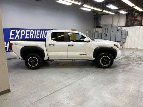 Used 2025 Toyota Tacoma TRD Off-Road image 8