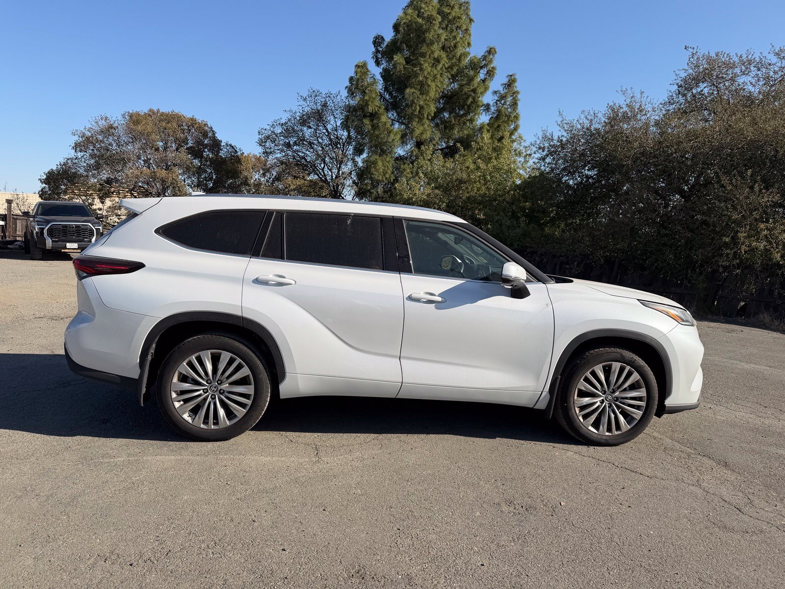 Used 2025 Toyota Highlander Platinum AWD/4WD image 6