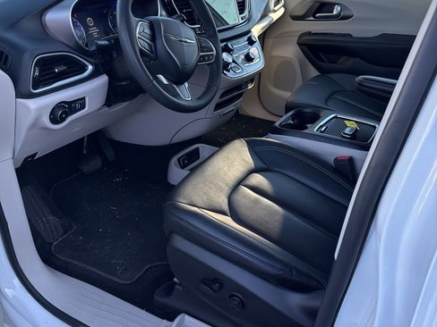 Used 2024 Chrysler Pacifica Touring-L image 19