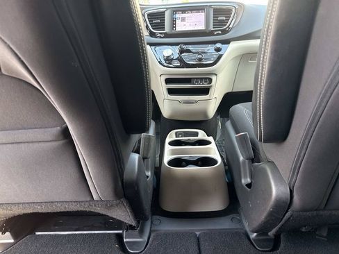 Used 2023 Chrysler Voyager LX FWD image 17