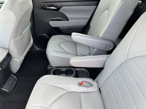 Used 2020 Toyota Highlander XLE image 8