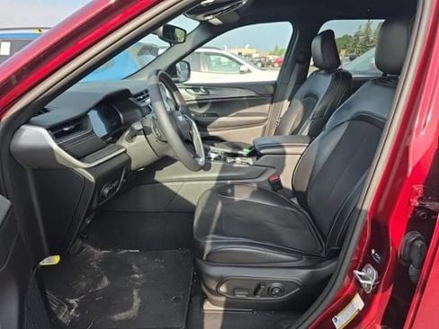 Used 2023 Jeep Grand Cherokee Altitude AWD/4WD image 3